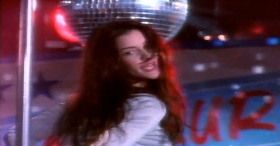 Liv Tyler faz strip e sensualiza no pole dance no clipe da música "Crazy" (1994), da banda Aerosmith