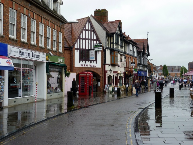 O centro de Stratford-upon-Avon tem ruas estreitas e mantém muitas das edificações da época de Shakespeare