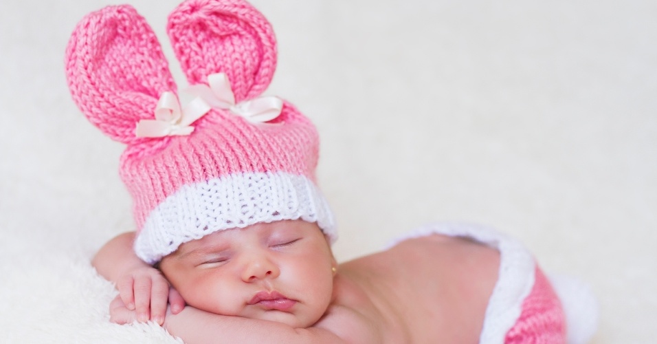 25.abr.2014 - Bruna, filha de Nívea Stelmann com Marcus Rocha, foi fotografada com chapéu de coelhinho
