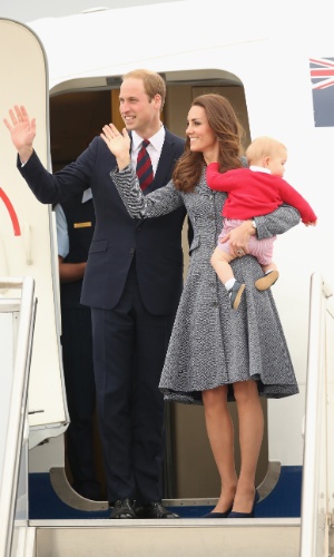 25.abr.2014 - Com o filho, o Príncipe George, Kate Middleton e o Príncipe William se despedem de Canberra e encerram oficialmente sua visita à Austrália, embarcando de volta para o Reino Unido. Os Duques de Cambridge fizeram uma visita oficial de três semanas pela Oceania