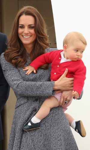 25.abr.2014 - Com o filho, o Príncipe George, Kate Middleton se despede de Canberra no encerramento oficial de sua visita com o Príncipe William à Austrália. Os Duques de Cambridge fizeram uma visita oficial de três semanas pela Oceania