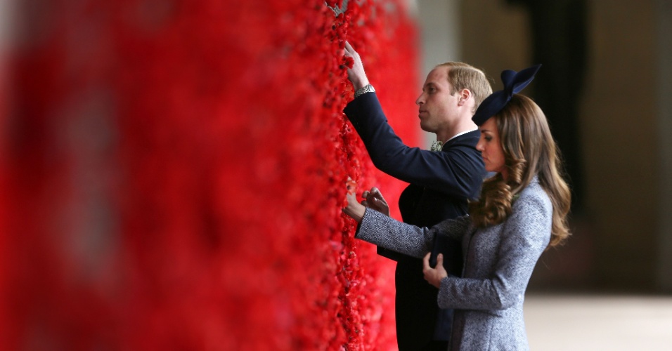 25.abr.2014 - Em Canberra, na Austrália, Kate Middleton e o Príncipe William colocam flores em painel que homenageia os soldados australianos que lutaram na Primeira Guerra Mundial