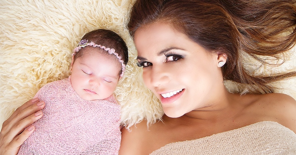 25.abr.2014 - Nívea Stelmann posa com a filha recém-nascida Bruna, fruto da relação da atriz com o empresário Marcus Rocha