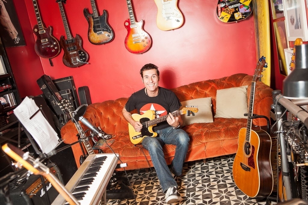 O vocalista do Capital Iincial Dinho Ouro Preto posa para fotos para o UOL - Rodrigo Capote/UOL