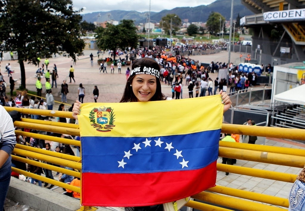 25.abr.2014 - Fã do One Direction aguarda abertura dos portões do estádio El Campím, em Bogotá, para o show do grupo - Leonardo Munhoz/EFE