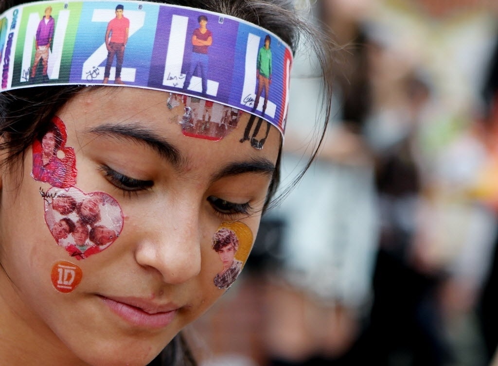 25.abr.2014 - Fã do One Direction aguarda abertura dos portões do estádio El Campím, em Bogotá, para o show do grupo - Leonardo Munhoz/EFE