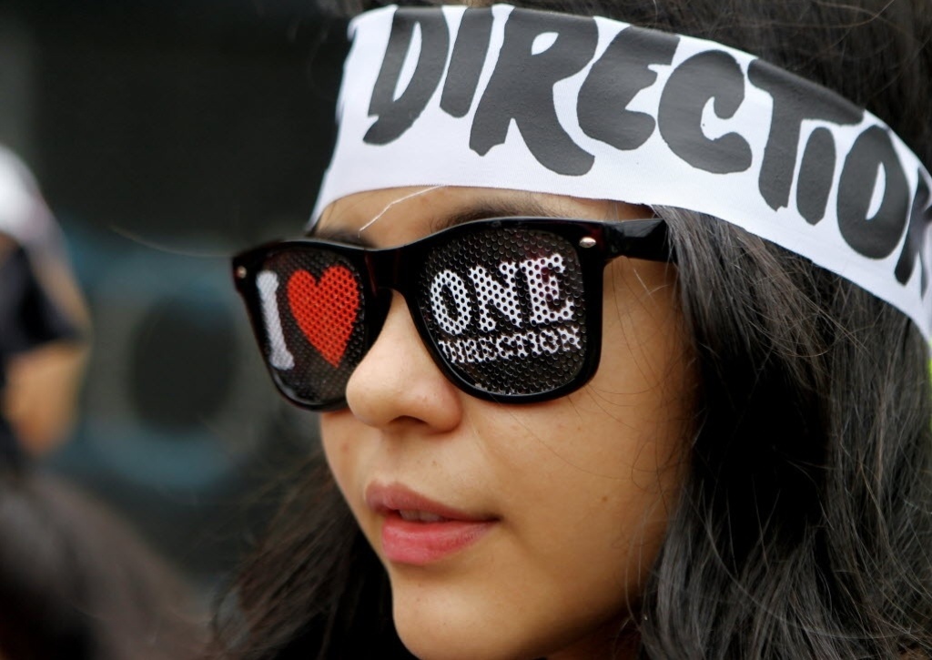 25.abr.2014 - Fã do One Direction aguarda abertura dos portões do estádio El Campím, em Bogotá, para o show do grupo - Leonardo Munhoz/EFE