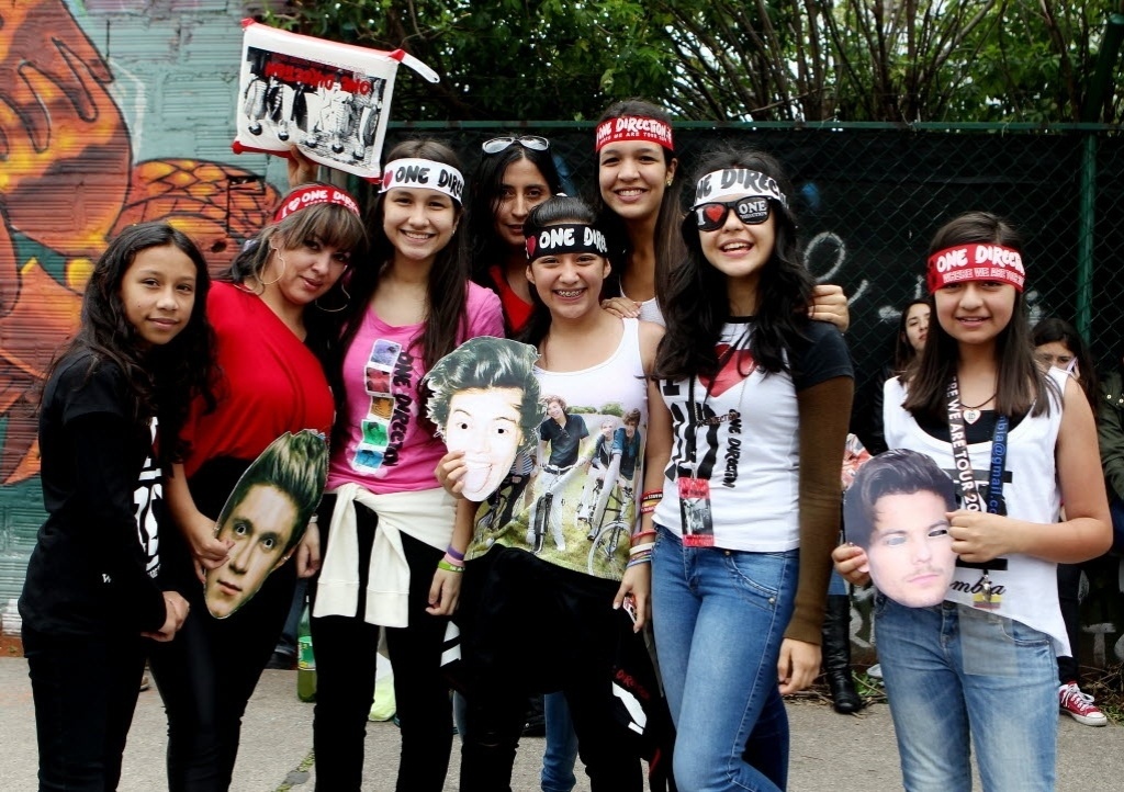 25.abr.2014 - Fãs do One Direction aguardam abertura dos portões do estádio El Campím, em Bogotá, para o show do grupo - Leonardo Munhoz/EFE