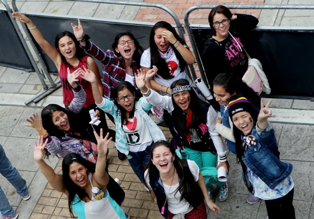 25.abr.2014 - Fãs do One Direction aguardam abertura dos portões do estádio El Campím, em Bogotá, para o show do grupo - Leonardo Munhoz/EFE