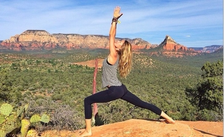 26.abr.2014- Gisele Bündchen relaxa e posa em meio à natureza no Arizona: 