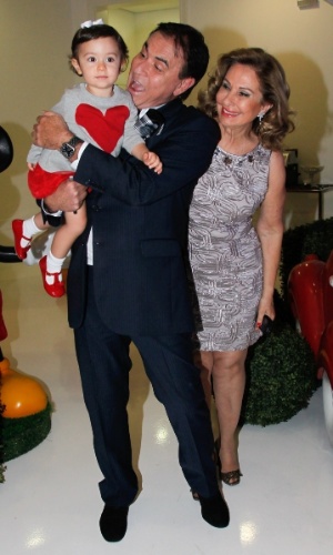 26.abril2014 - Amaury Jr. com a mulher e a neta na festa de aniversário de Alice, filha de Daniela Albuquerque e Amilcare Dallevo Jr.