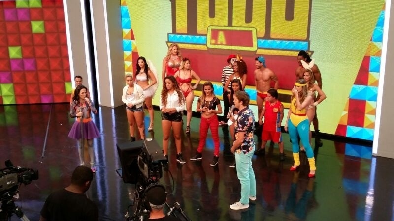 26.abril.2014 - Fábio Porchat e Tatá Werneck com as meninas do Bonde das Maravilhas durante a gravação do "Tudo pela Audiência", no canal pago Multishow
