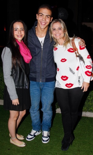 26.abril2014 - Ronald entre a namorada e a mãe, Milene Domingues na festa de aniversário de Alice, filha de Daniela Albuquerque e Amilcare Dallevo Jr.