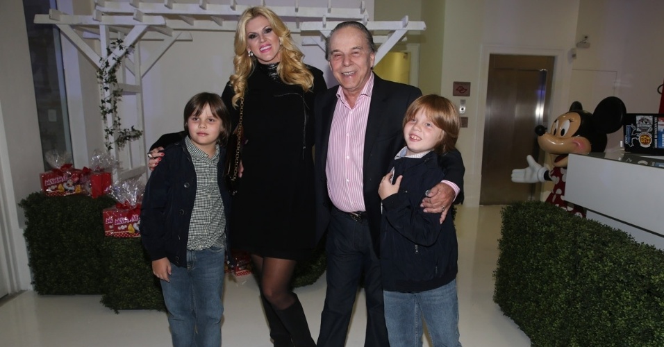 26.abril2014 - Val Marchiori com o marido e os filhos na festa de aniversário de Alice, filha de Daniela Albuquerque e Amilcare Dallevo Jr.