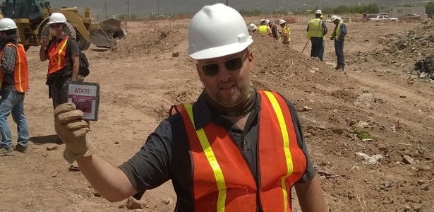 Funcionário da prefeitura mostra uma cópia do jogo recém-desenterrada no deserto do Novo México - Reprodução/Microsoft