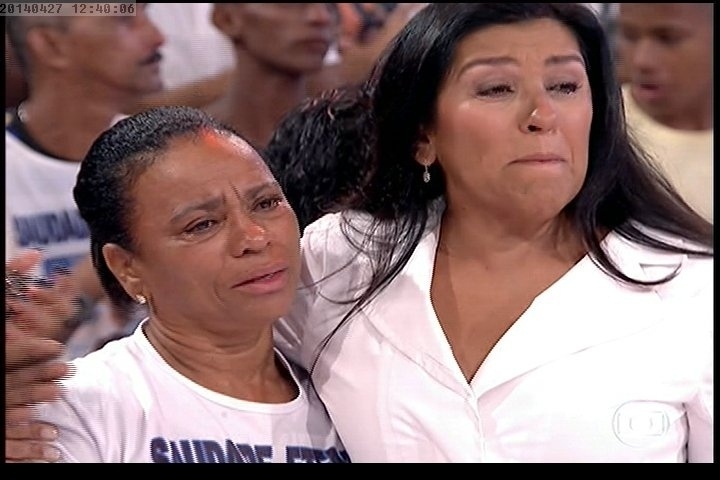 27.abr.2014 - A auxiliar de enfermagem Maria de Fátima Silva, mãe do dançarino DG, participou do "Esquenta", que homenageou o filho encontrado morto na comunidade Pavão-Pavãozinho, no Rio