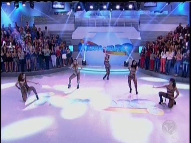 27.abril.2014 - Rodrigo Faro apresenta suas bailarinas na estreia do seu novo programa na Record. A atração dominical 