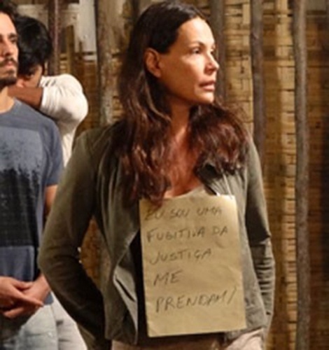 Tereza circula com cartaz no pescoço avisando que é fugitiva da Justiça