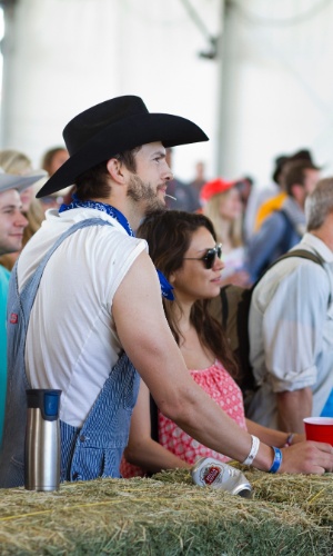 26.abr.2014 - Ashton Kutcher e Mila Kunis curtem juntos festival de música country na Califórnia. O casal, que espera sua primeira filha, deve oficializar a união ainda neste ano