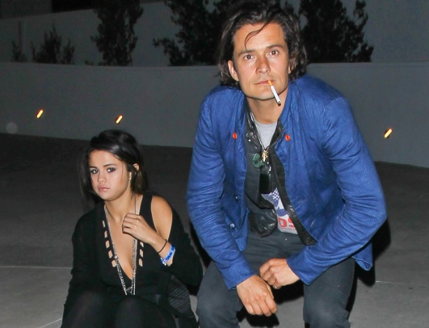 26.abr.2014 - Orlando Bloom e Selena Gomez são fotografados juntos após conferirem show de stand-up comedy em Los Angeles