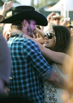 Ashton Kutcher e Mila Kunis em clima de romance durante festival de música country na Califórnia