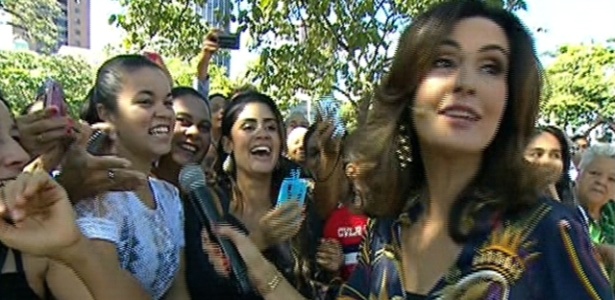 Fátima Bernardes se apavora ao se aproximar de cobra, ao vivo, em seu programa; na imagem, ela entrevista o público em Belo Horizonte (MG)