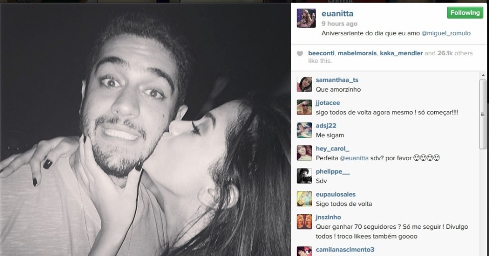 28.abr.2014 - Anitta mostra foto beijando Miguel Rômulo
