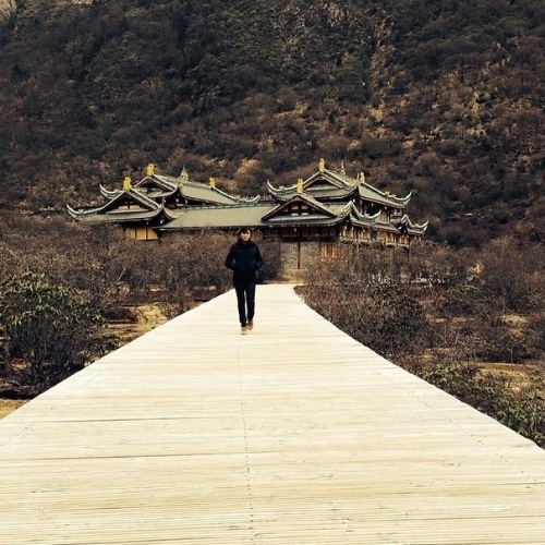 28.abr.2014 - Daniele Suzuki compartilhou com seus seguidores no Instagram uma imagem da visita que fez a um templo budista na China. "Templo budista no alto da montanha de neve", escreveu a atriz