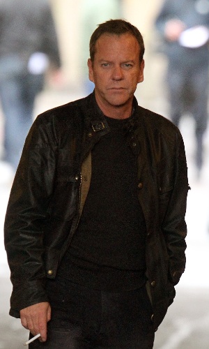 28.abr.2014 - Kiefer Sutherland e Yvonne Strahovski filmaram cenas de muita ação nesta manhã em Vauxhall, sul de Londres, para a série "24: Live Another Day" - continuação de "24 horas"