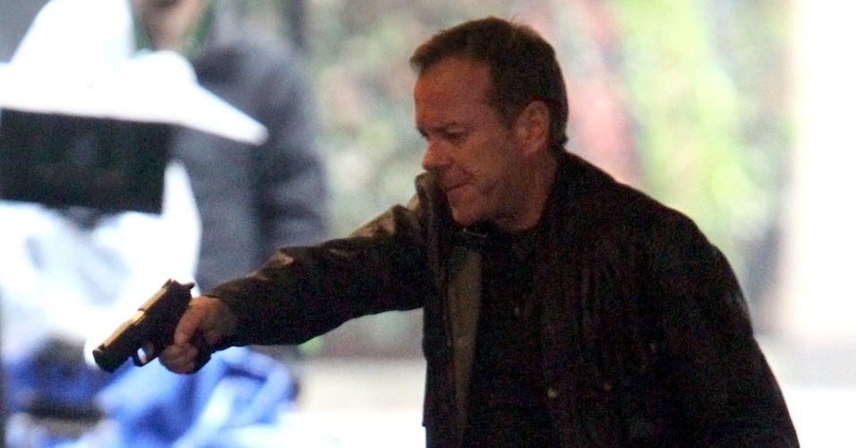 28.abr.2014 - Kiefer Sutherland e Yvonne Strahovski filmaram cenas de muita ação nesta manhã em Vauxhall, sul de Londres, para a série "24: Live Another Day" - continuação de "24 horas"
