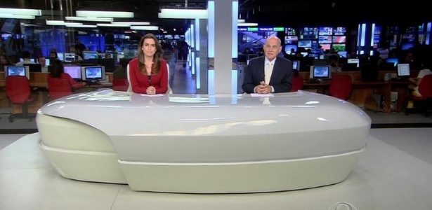 Ticiana Vilas Boas e Ricardo Boechat apresentam o "Jornal da Band"; ao contrário da Globo, âncora evitaram em falar do novo cenário