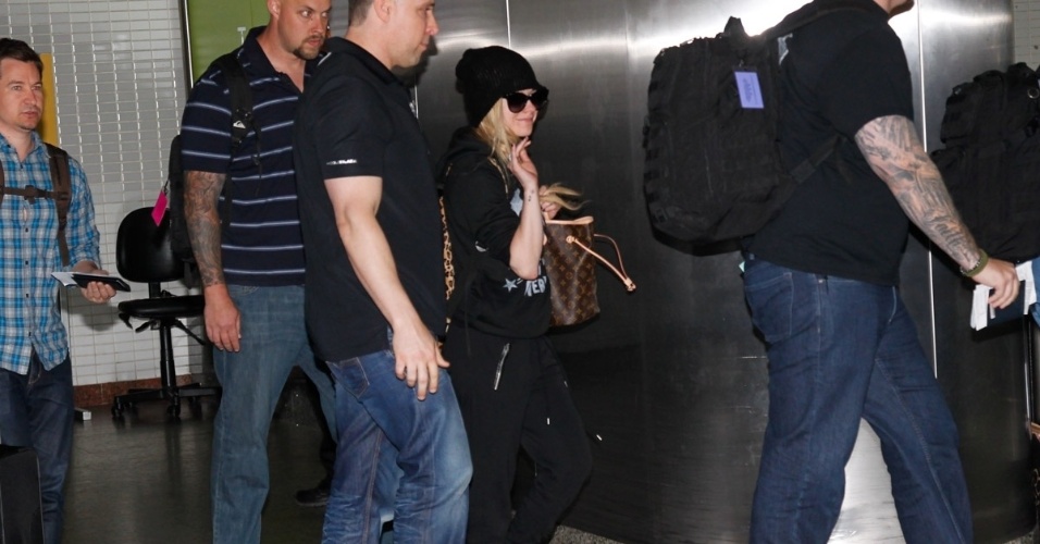 28.abr.2014- Simpática, Avril acena para os fãs ao desembarcar no aeroporto de Guarulhos, em São Paulo, para uma série de shows de sua nova turnê