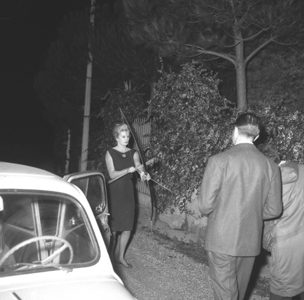 Anita Eckberg ameaça fotógrafos na porta de sua casa, em Roma, 1960. - Marcello Geppetti/Estorick Collection