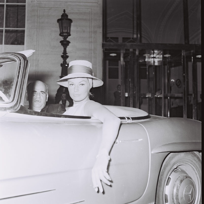 Anita Ekberg dirige seu Mercedes, em Roma, em maio de 1962 - Marcello Geppetti/Estorick Collection
