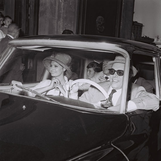 Carlo Ponti, Sophia Loren e Vittorio De Sica são fotografafos em Roma, em 1961 - Marcello Geppetti/Estorick Collection