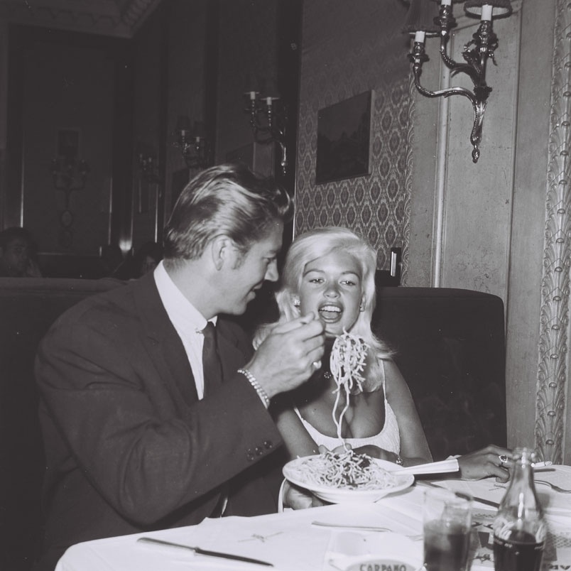 Jane Mansfield e Mickey Hargitay devoram uma macarronada em Roma, em September de 1960 - Marcello Geppetti/Estorick Collection