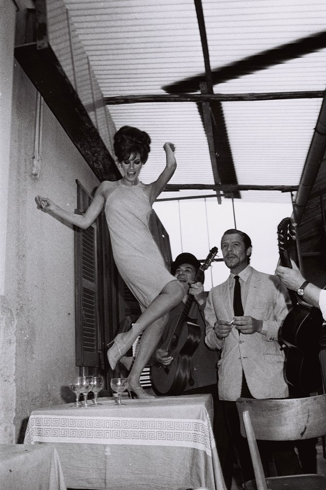 Raquel Welch e Marcello Mastroianni em set de filmagens na Cinecittà, em 1966 - Marcello Geppetti/Estorick Collection