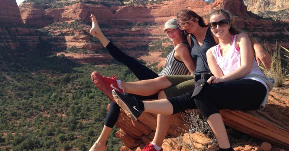 26.abr.2014 - Com a perna esticada, Gisele Bündchen posa para foto com amigas durante retiro espiritual no estado norte-americano do Arizona