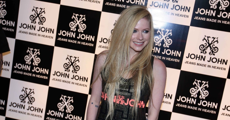 29.abr.2014 - Avril Lavigne visitou uma loja em São Paulo. A cantora está no Brasil para uma série de shows