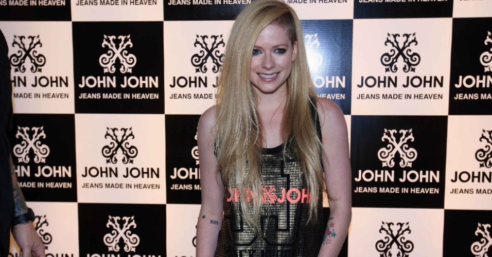 29.abr.2014 - Avril Lavigne visitou uma loja em São Paulo. A cantora está no Brasil para uma série de shows