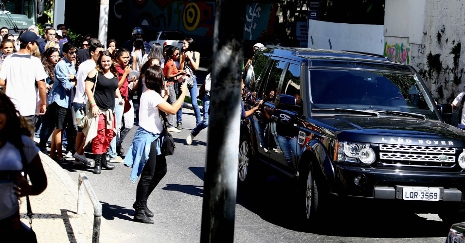 29.abr.2014 - Carro de Demi Lovato é cercado por fãs ao deixar hotel no Rio de Janeiro