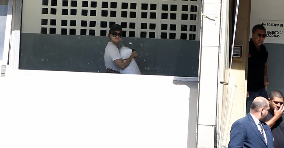 29.abr.2014 - Com travesseiro, Demi Lovato deixa hotel onde estava hospedada no Rio de Janeiro. Ela se apresentará em Brasília nesta quarta-feira (30)
