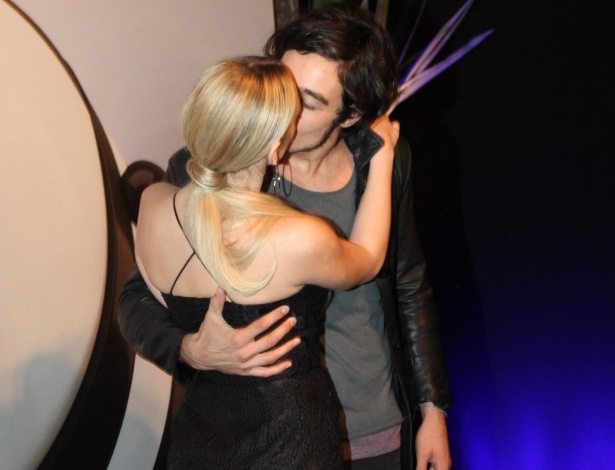 29.abr.2014 - Isabelle Drummond beija o namorado, o cantor Tiago Iorc, na festa de lançamento de "Geração Brasil"