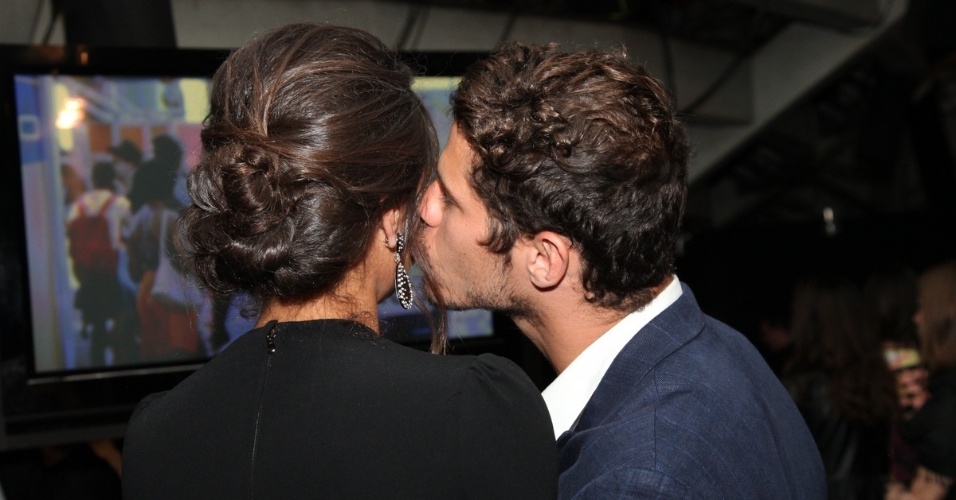 29.abr.2014 - José Loreto beija o rosto de Débora Nascimento durante apresentação da novela "Geração Brasil", no Circo Voador, no Rio de Janeiro