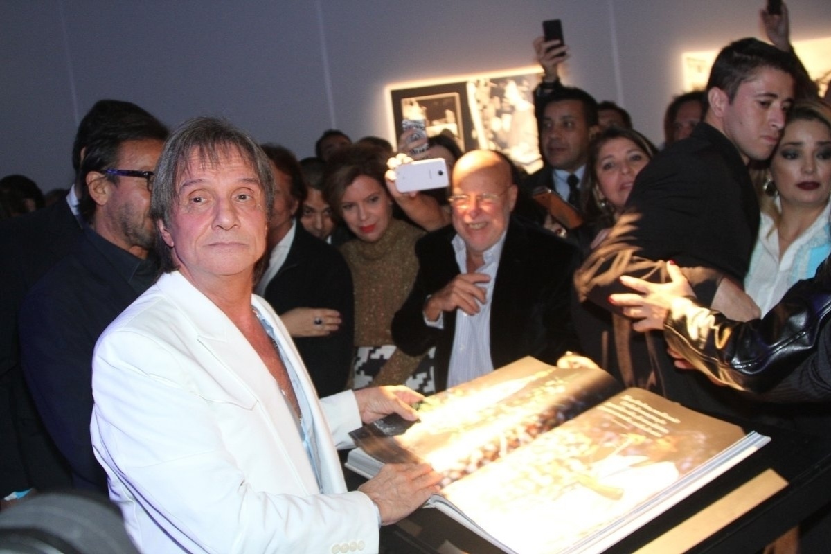 29.abr.2014 - Roberto Carlos recebe carinho de amigos ao abrir sua biografia em lançamento, em São Paulo - Caio Duran e Thiago Duran/AgNews