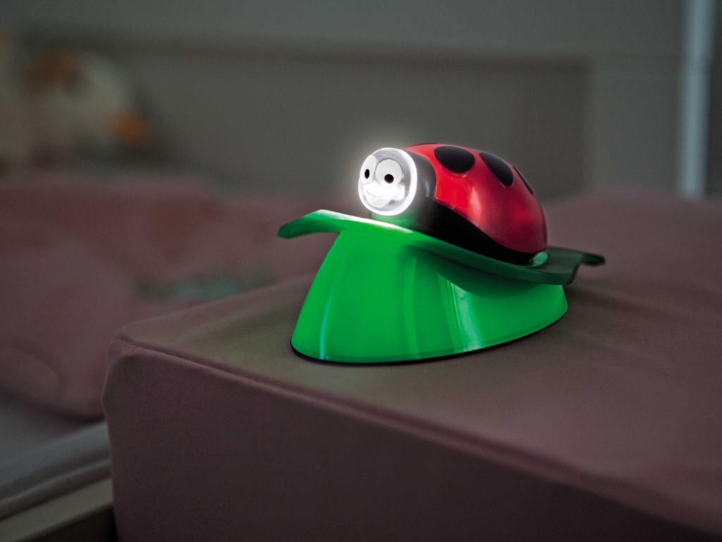 Luminária BeetLED, da Osram (www.osram.com.br), em formato de joaninha, pode se transformar em lanterna. Tem 6,4 cm de altura e bateria recarregável com duração de até cinco horas. R$ 45. Preço pesquisado em abril de 2014. Sujeito a alterações - Divulgação