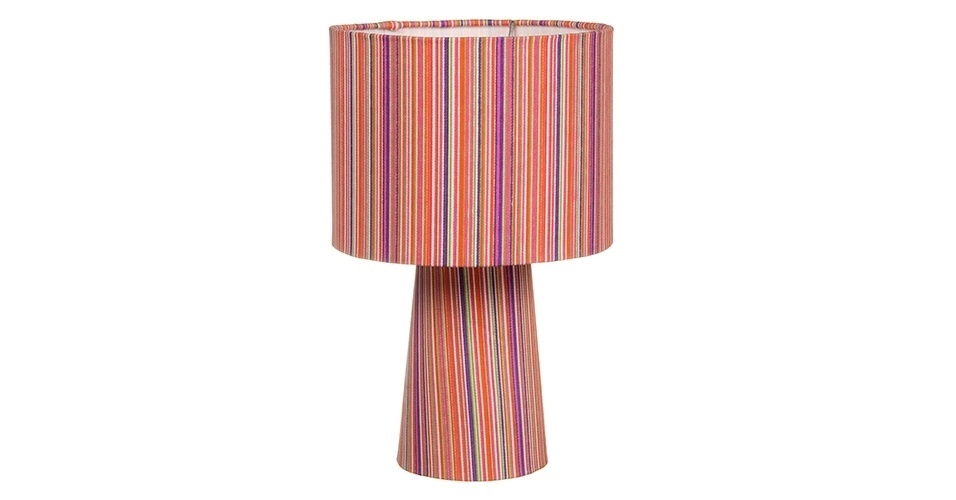 Abajur Stright da Tok Stok (www.tokstok.com.br). Feita de tecido e acetato, é bivolt e tem 29 cm de altura. R$ 79. Preço pesquisado em abril de 2014. Sujeito a alterações - Divulgação