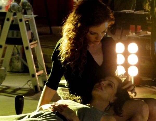 Deitada no colo de Vanessa, Marina conversa com ela após um jantar romântico