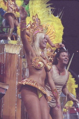 2003 - Ellen Rocche desfila com o ex-BBB Caetano como destaque da Rosas de Ouro