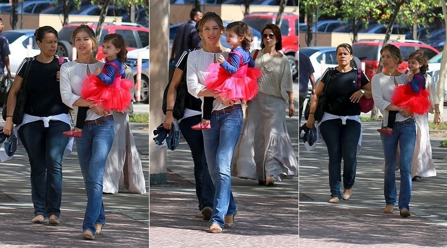 30,abr.2014 - Grazi Massafera passeia com a filha em shopping na zona oeste do Rio